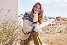 Femme avec pull d'hiver