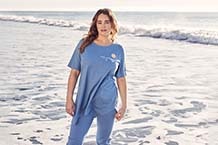 Frau mit blauem Pullover am Strand