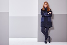 Femme avec haut bleu